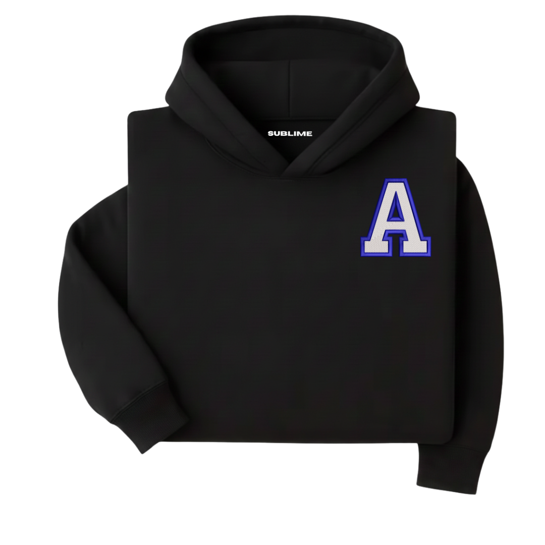 hoodie personalizada con inicial estilo college bordada negra